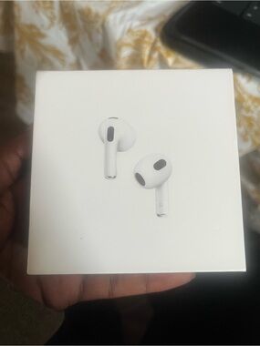Apple White Wireless Airpods3  with Charging Case